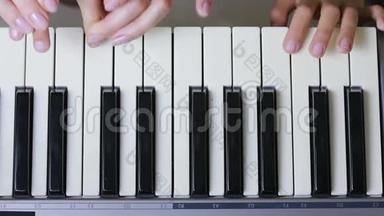 女人教小女孩弹钢琴。 乐器